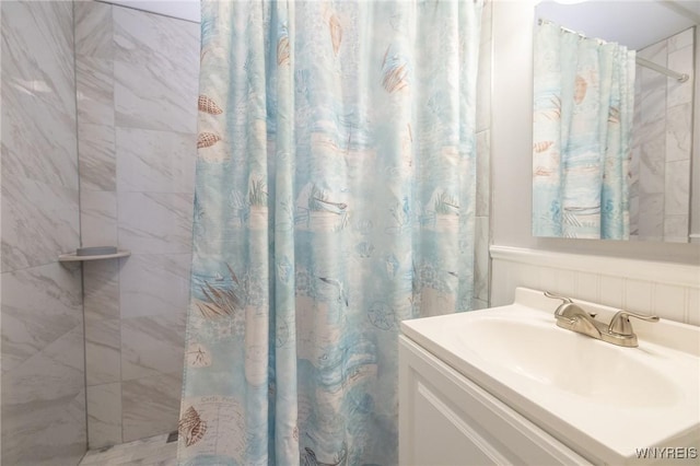 bathroom featuring a shower with curtain and vanity