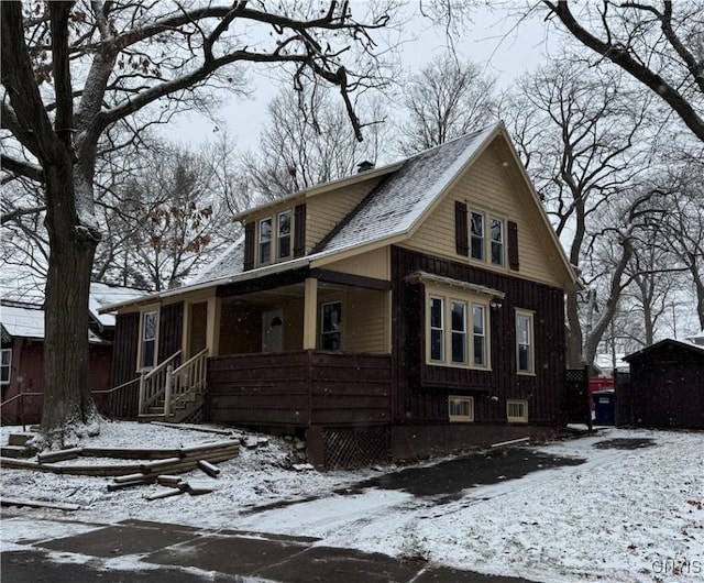 view of front of property featuring covered porch