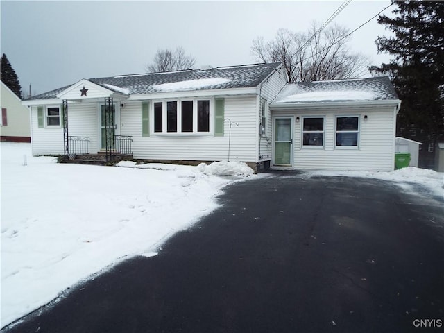 ranch-style house featuring aphalt driveway