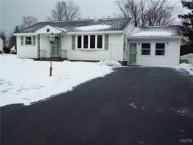 ranch-style house featuring aphalt driveway