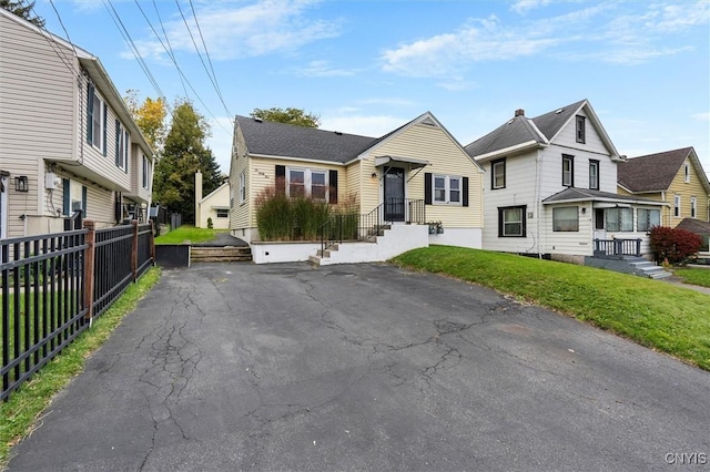 view of front facade with fence and a front yard