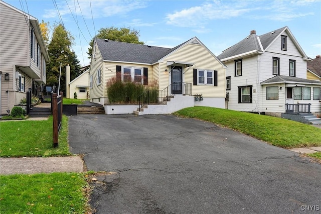 view of front facade with a front lawn