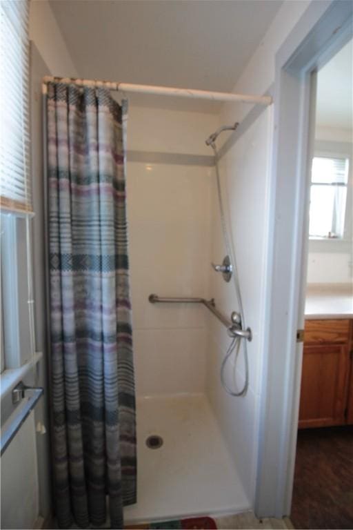 full bathroom featuring a shower with curtain and vanity