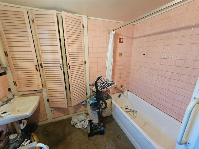 full bathroom with tiled shower / bath combo