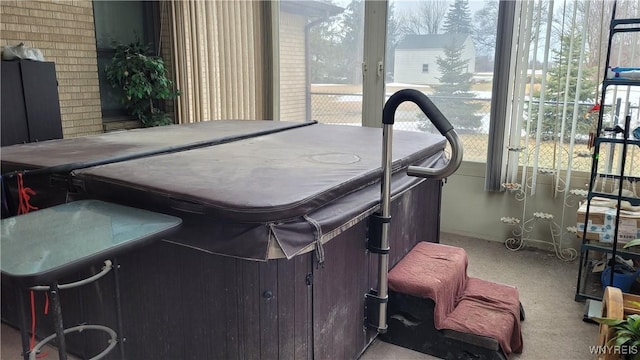 sunroom / solarium with a jacuzzi