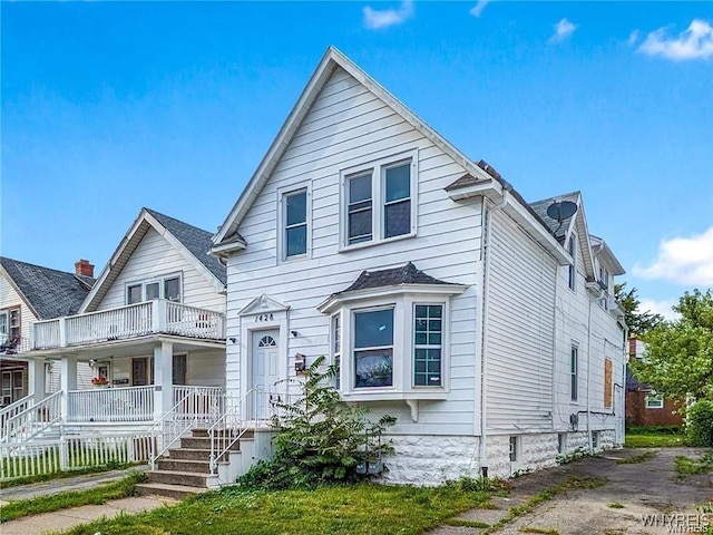 view of front of property featuring a balcony