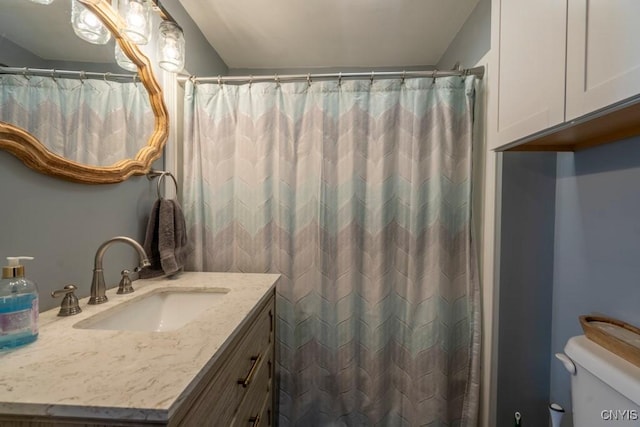 bathroom with a shower with shower curtain, vanity, and toilet