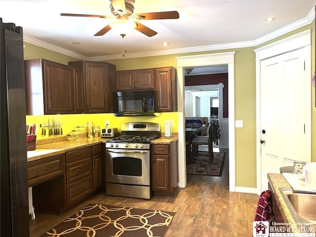 kitchen featuring stainless steel appliances, dark wood-style flooring, crown molding, and a ceiling fan