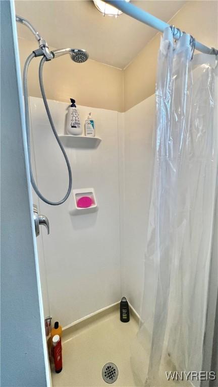 full bathroom featuring a shower stall