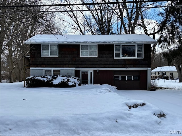 view of front facade featuring a garage