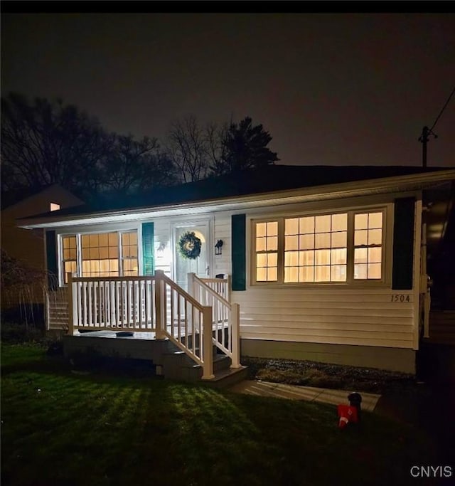 view of front of home featuring a yard