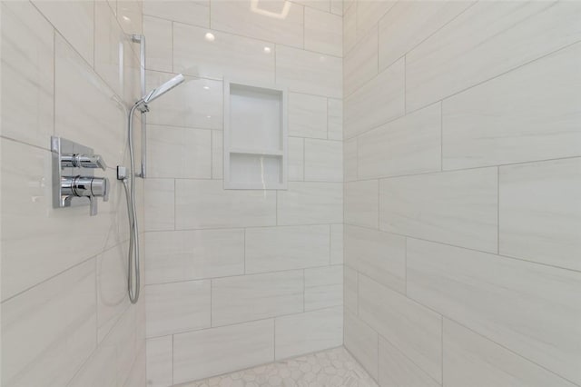 full bath with tiled shower