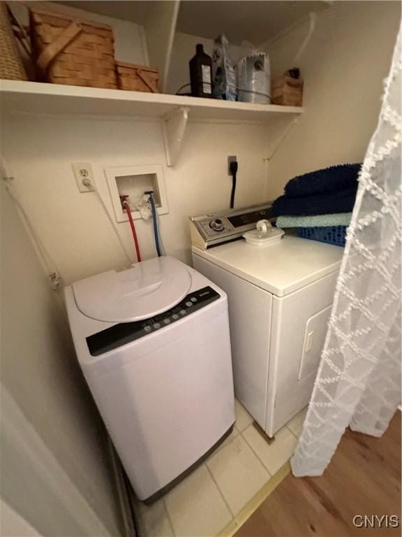 laundry room with light wood finished floors, laundry area, and independent washer and dryer