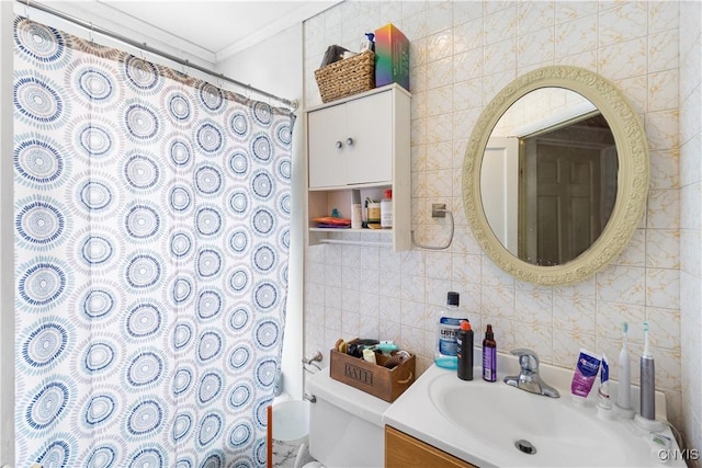 bathroom with tile walls, backsplash, toilet, vanity, and a shower with curtain