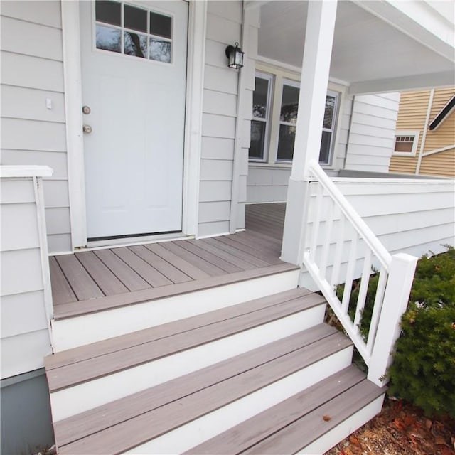 property entrance featuring a porch