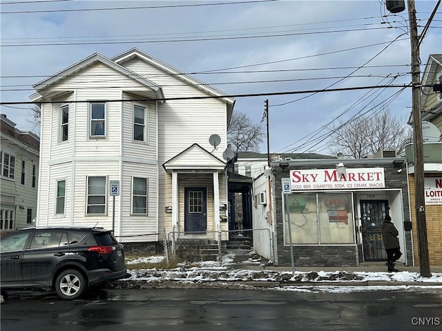 view of front of house with a fenced front yard