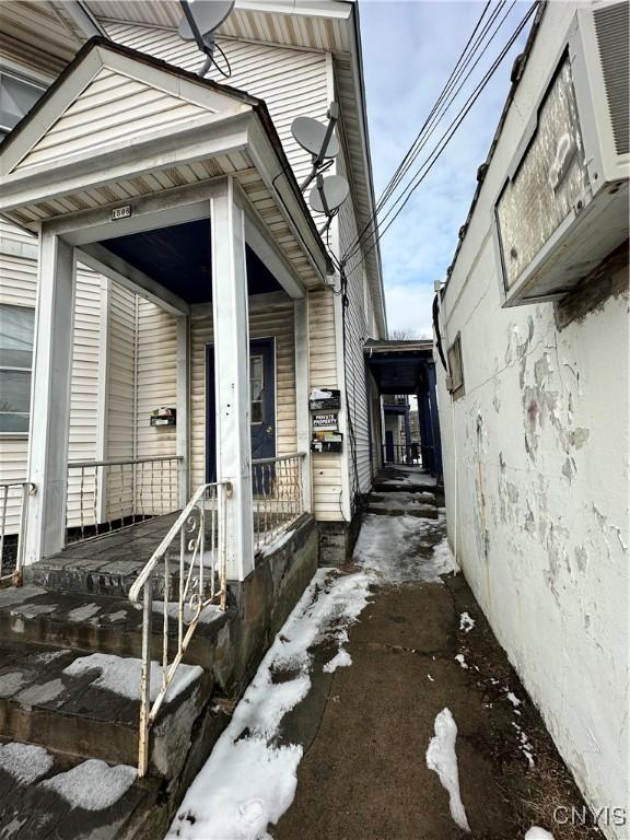 doorway to property with covered porch