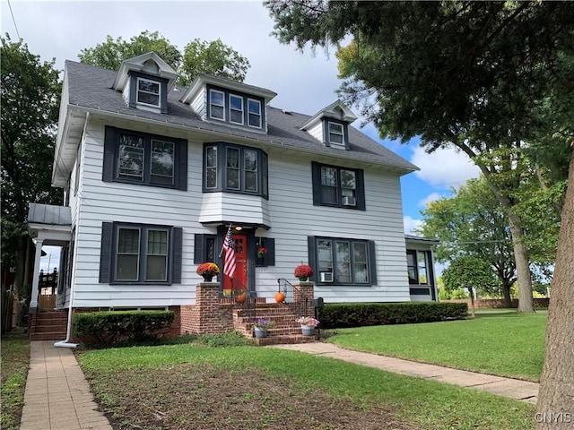 view of front of property featuring a front lawn