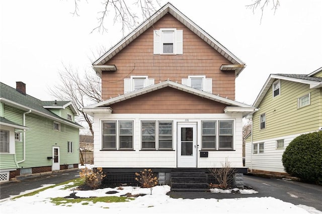 view of front of house with entry steps and driveway