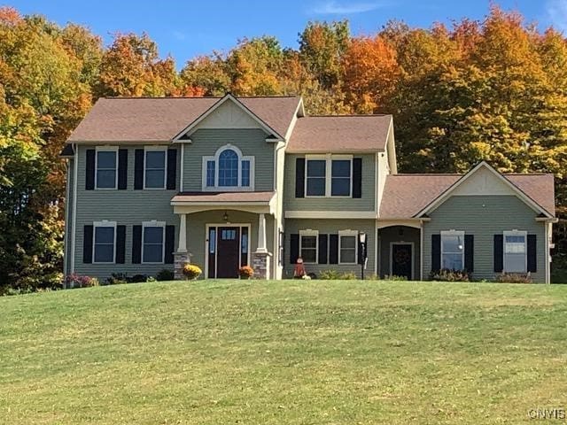 view of front facade featuring a front lawn