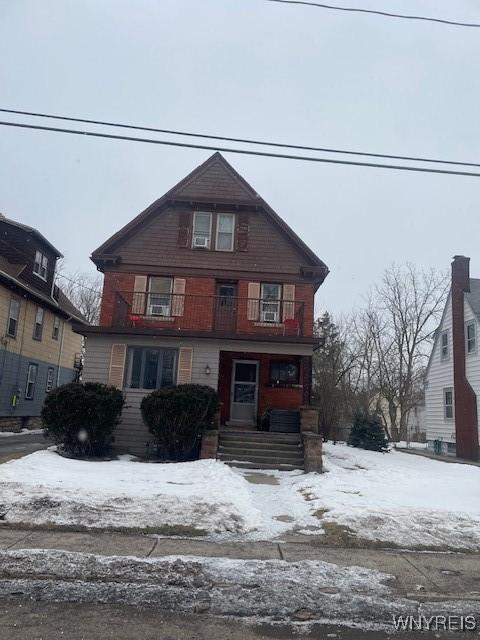 view of front of home featuring a balcony