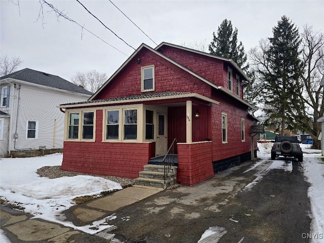 view of front facade featuring driveway