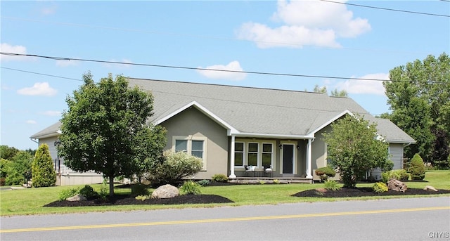 view of front facade featuring covered porch and a front yard