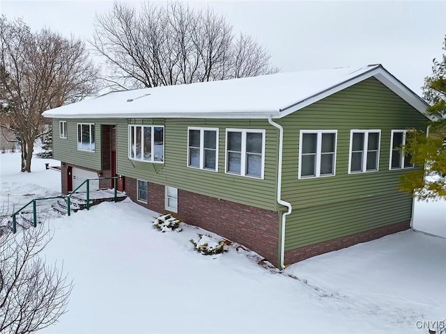 view of front facade featuring brick siding