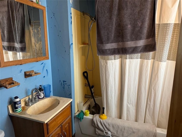 full bath with shower / bath combo and vanity