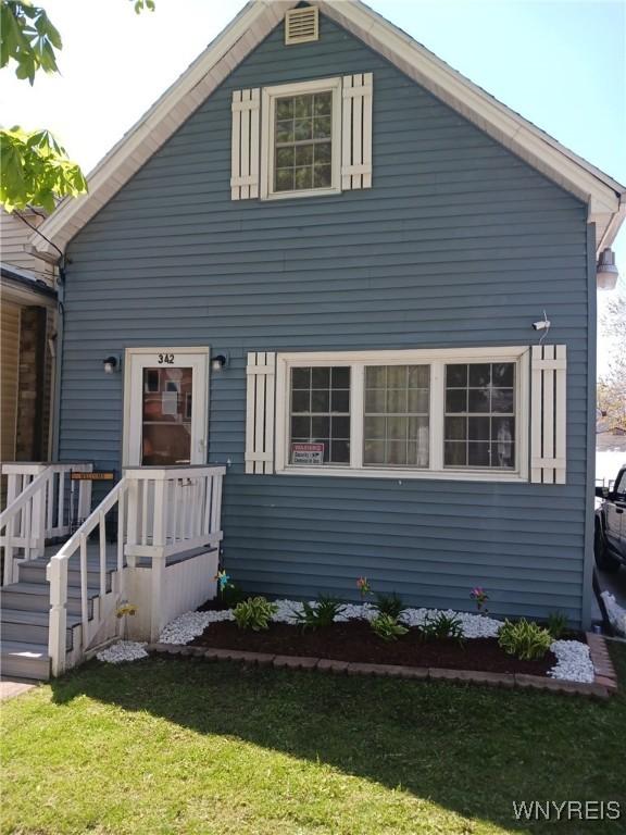 view of front of home featuring a front yard