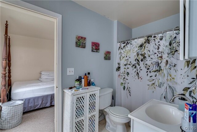 ensuite bathroom featuring ensuite bath, vanity, and toilet