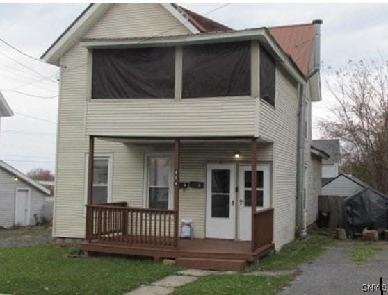 view of front of home with a front lawn