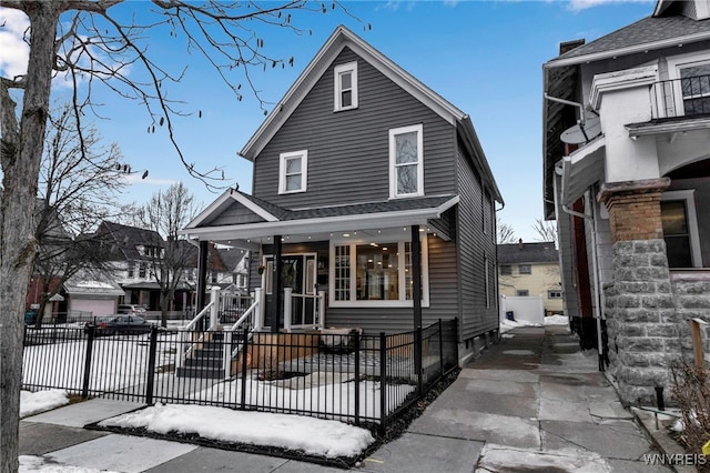 view of front of property featuring a fenced front yard