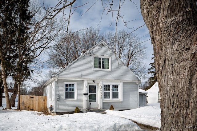 view of front of house with fence and a detached garage