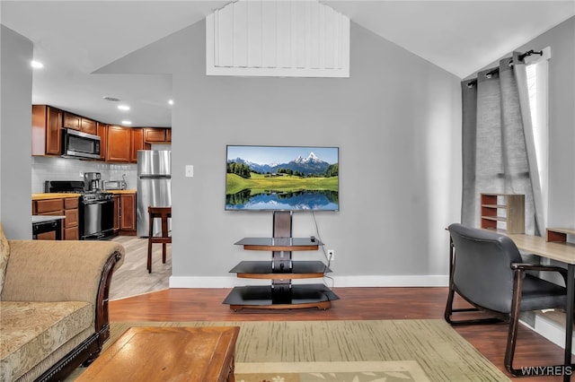 interior space with light wood-style flooring, baseboards, and recessed lighting