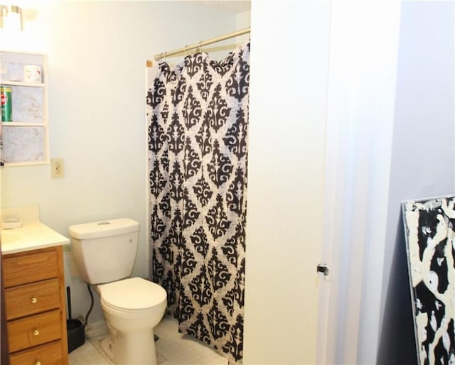 full bath featuring toilet, curtained shower, and vanity