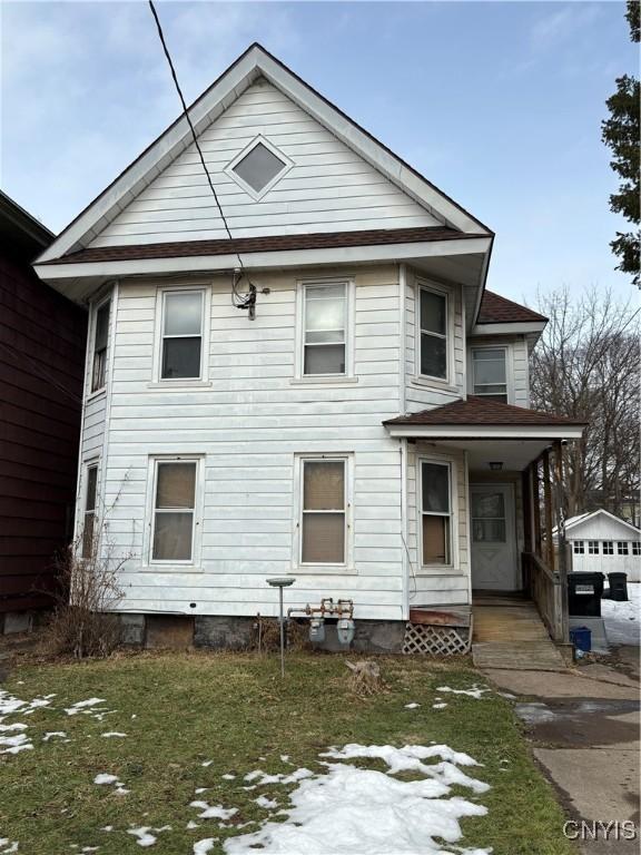 view of front of house featuring a front yard