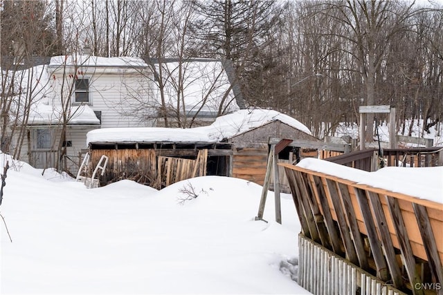 view of yard layered in snow