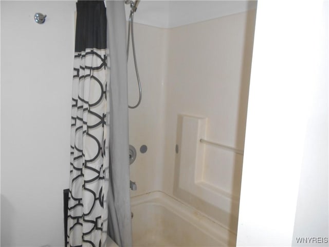 bathroom with shower / tub combo with curtain