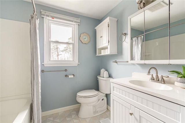 full bath featuring shower / tub combo with curtain, visible vents, toilet, vanity, and baseboards