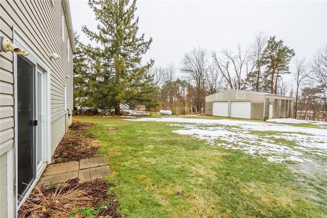 view of yard featuring an outdoor structure