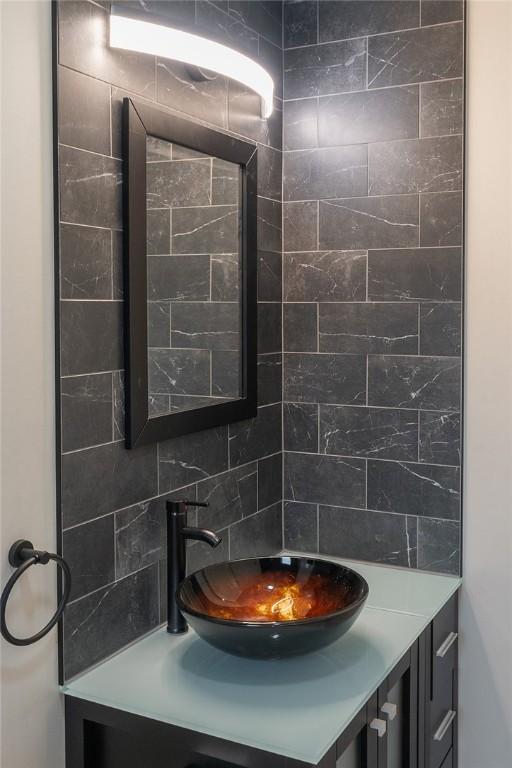 bathroom with tasteful backsplash and vanity