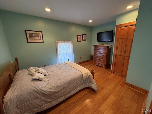 bedroom featuring light wood finished floors, recessed lighting, and baseboards