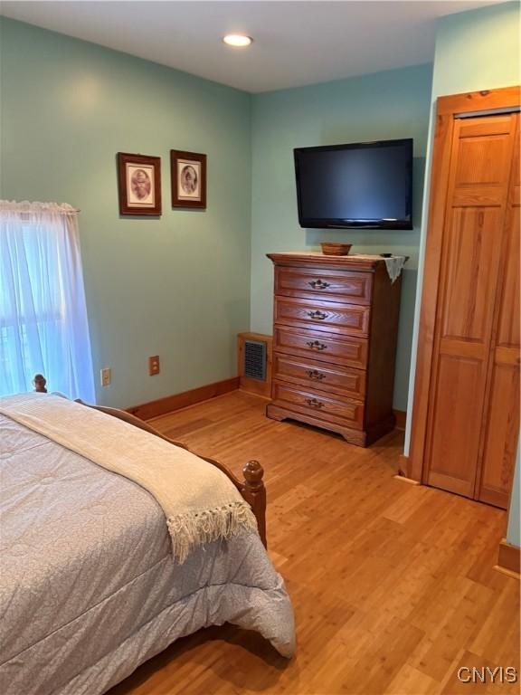 bedroom featuring baseboards, recessed lighting, visible vents, and light wood-style floors