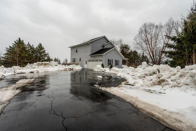 view of front facade with driveway