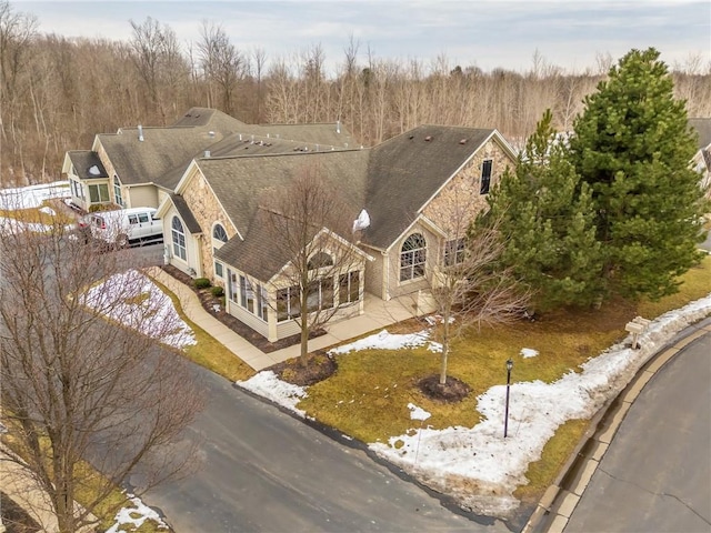 bird's eye view featuring a wooded view