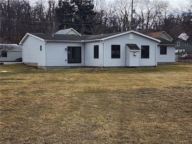 single story home with a front lawn