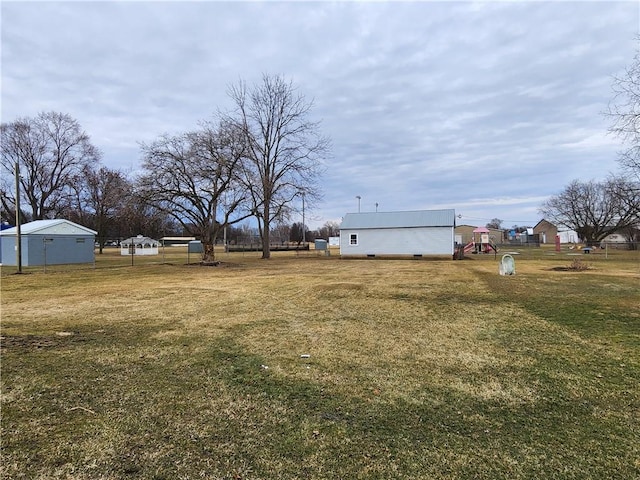 view of yard featuring an outdoor structure