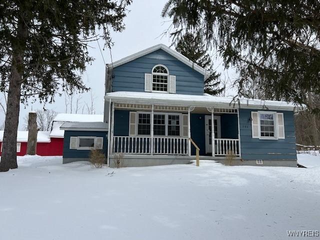 view of front of house featuring crawl space and covered porch