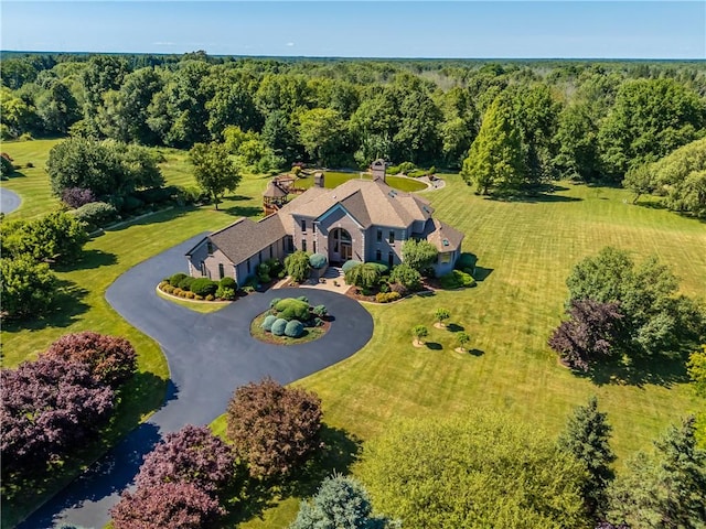 birds eye view of property featuring a forest view